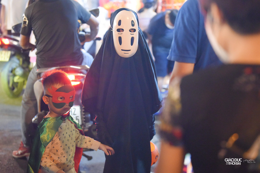 Các bạn nhỏ thích thú diện nguyên bộ đồ vô diện.