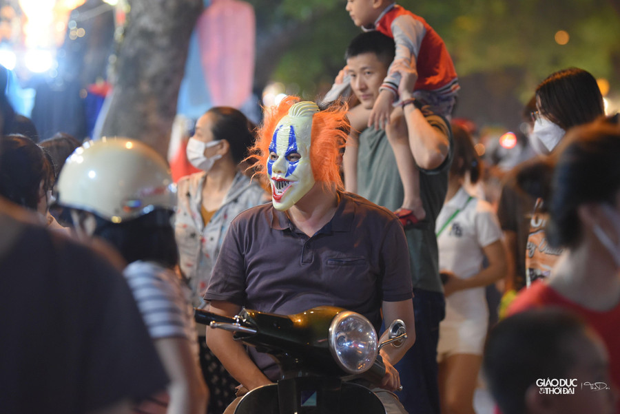 Mùa Halloween về mang không khí náo nức trên phố Hàng Mã, vô vàn sắc màu ma quái bao cả dãy phố với đèn bí đỏ, mặt nạ, nón phù thủy, hình nộm, đầu lâu, bộ xương trắng đục...