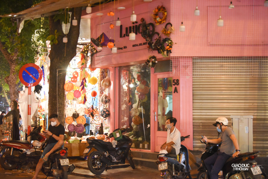 Nhưng những ngày gần đây nhiều cửa hàng bán đồ trang trí Halloween &apos; rùng rợn&apos; bỗng nhiên đóng cửa.