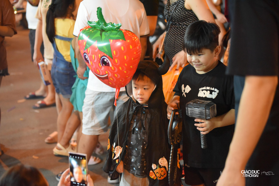 Nhiều bạn trẻ được gia đình cho lên phố Hàng Mã để mua đồ chơi.