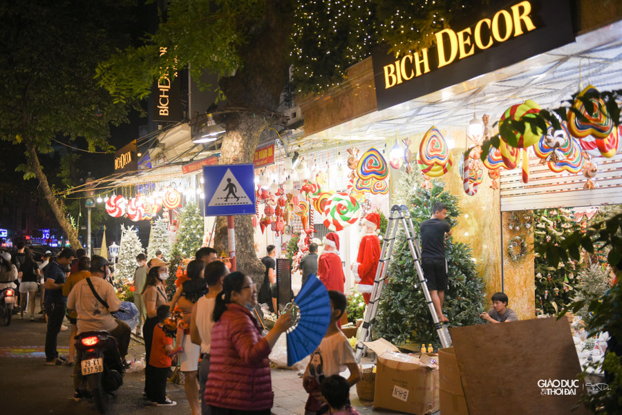 Hoặc chuyển đổi toàn bộ mặt hàng từ đồ trang trí Halloween sang bán đồ Noel.