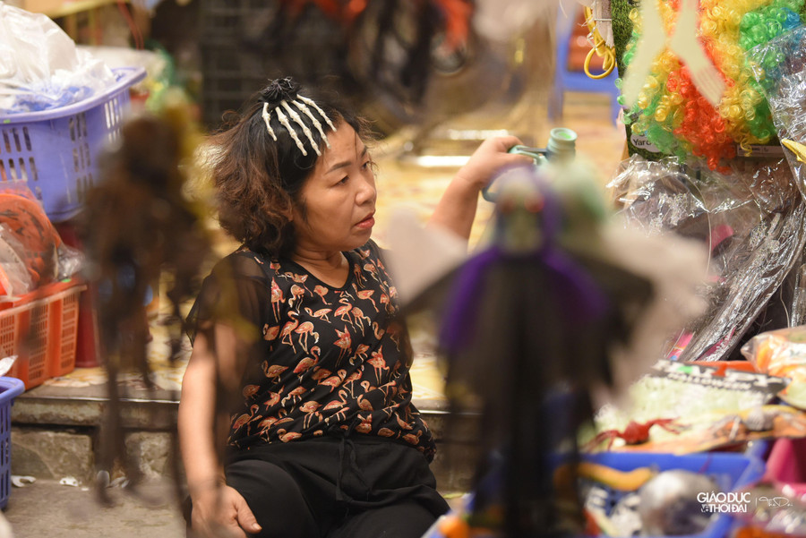 Đồ hóa trang, trang trí Halloween tại Hàng Mã vẫn đa dạng với nhiều kiểu dáng, mẫu mã khác nhau.