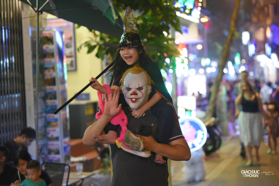 Không chỉ các bạn nhỏ, nhiều người lớn cũng tham gia cùng con em mình.