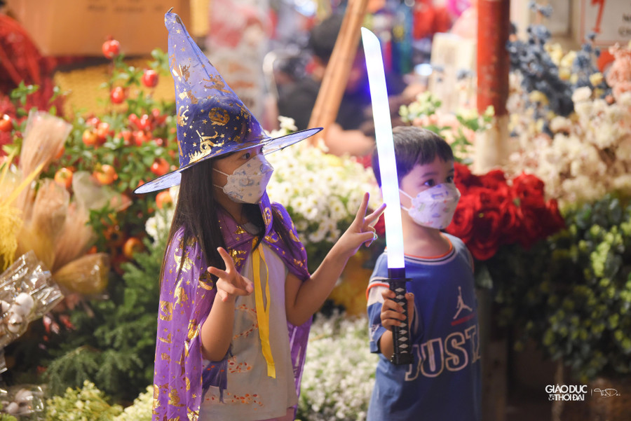 Halloween rơi vào ngày đầu tuần (thứ Hai ngày 31/10), vậy nên rất nhiều người đặc biệt là các bạn trẻ tranh thủ những ngày cuối tuần để xuống phố vui chơi, tận hưởng không khí Halloween sớm.