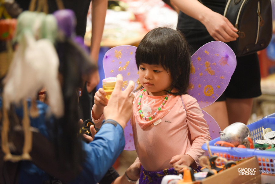 Vào ngày này, tại &apos;thủ phủ hóa trang&apos; Hàng Mã vô cùng nhộn nhịp, tấp nập người qua lại.