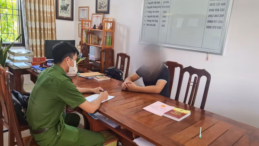 Nam thanh niên N.X.P. làm việc tại cơ quan chức năng. Ảnh: Công an Bắc Giang.