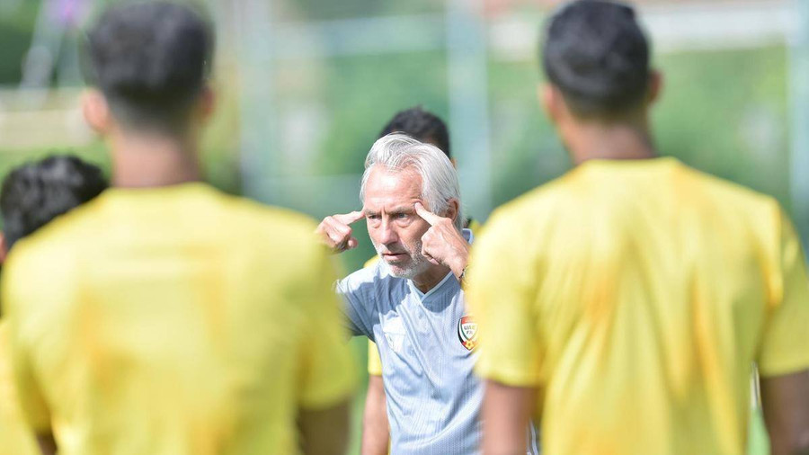 HLV Bert van Marwijk trong buổi tập cùng học trò ( Ảnh: UAEFA.)