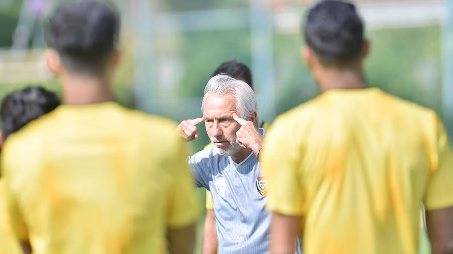 HLV Bert van Marwijk trong buổi tập cùng học trò ( Ảnh: UAEFA.)