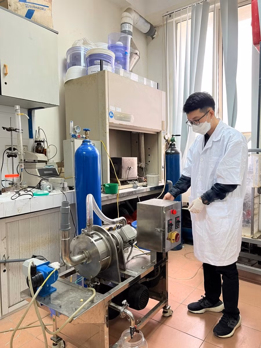 Thành viên nhóm nghiên cứu vận hành hệ thiết bị HP2R trong phòng thí nghiệm.