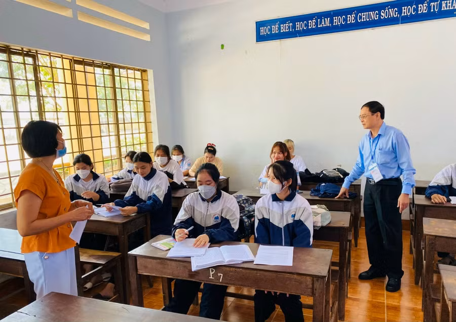 Kiểm tra các phòng thi chuẩn bị cho Kỳ thi tại điểm thi THPT Ea Súp.