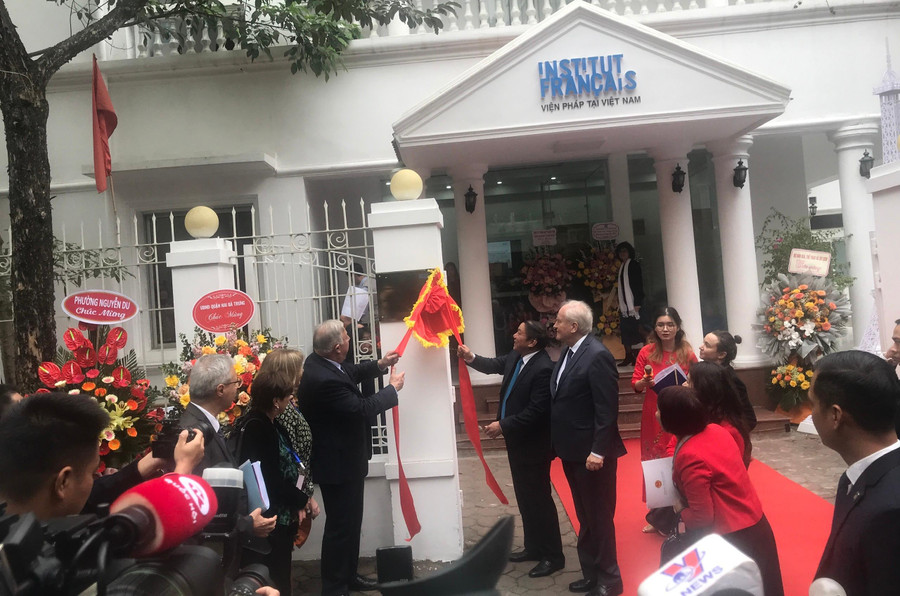 Ông Gérard Larcher và ông Nguyễn Văn Hùng thực hiện nghi thức khánh thành trụ sở mới của Viện Pháp tại Hà Nội.