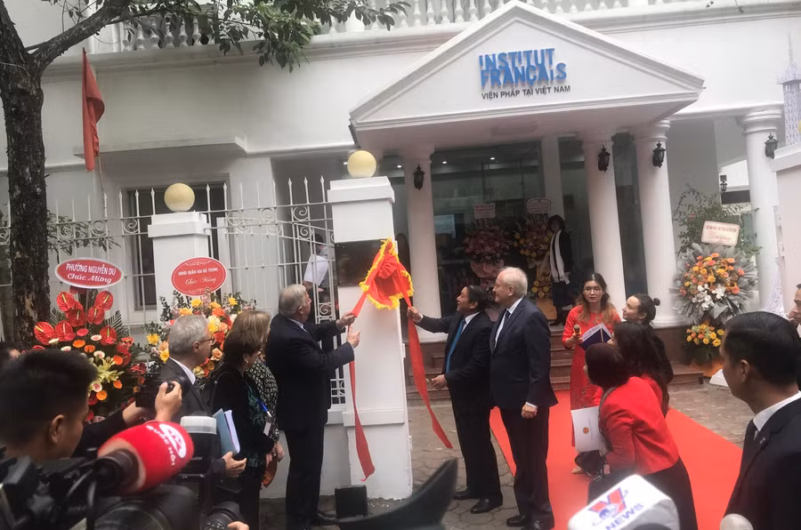 Ông Gérard Larcher và ông Nguyễn Văn Hùng thực hiện nghi thức khánh thành trụ sở mới của Viện Pháp tại Hà Nội.