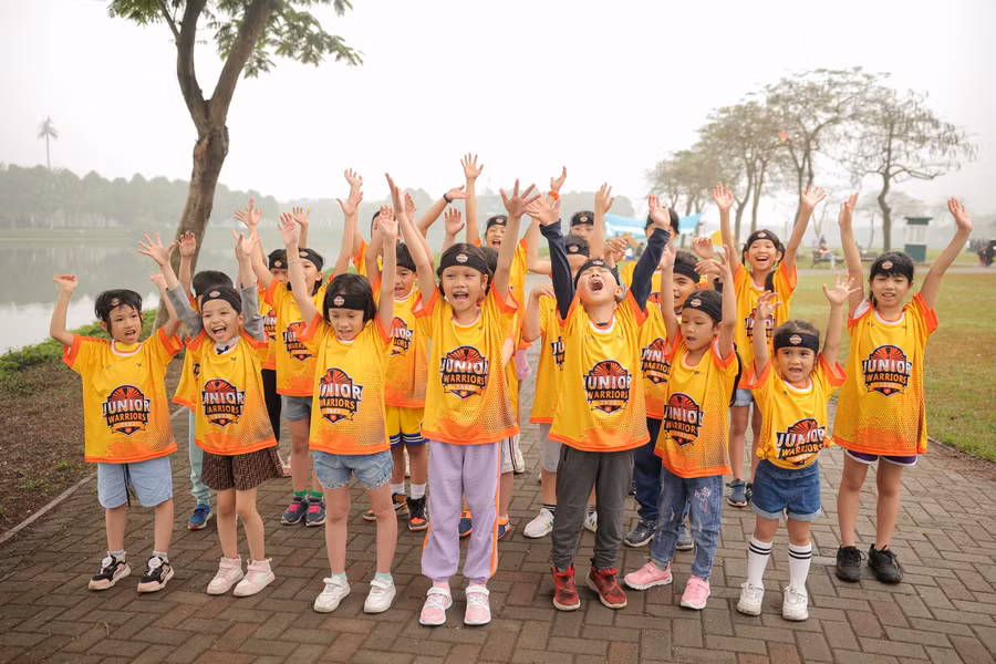 Hoàn thành đường chạy và vượt qua đầy đủ các chướng ngại vật, mỗi vận động viên nhí sẽ nhận được huy chương công nhận thành tích.