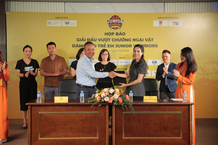 Bà Trần Thị Thu Phương cùng đại diện nhà tài trợ ký kết hợp tác. Bà Trần Thị Thu Phương cùng đại diện nhà tài trợ ký kết hợp tác.