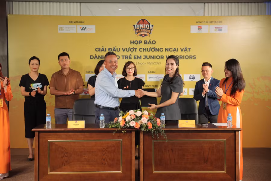 Bà Trần Thị Thu Phương cùng đại diện nhà tài trợ ký kết hợp tác.
