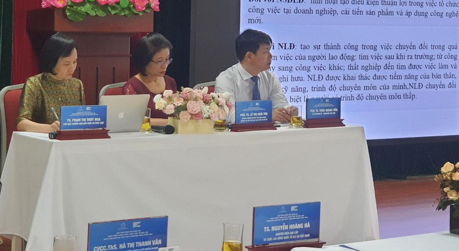 PGS.TS Trần Quang Tiến (ngoài cùng bên phải) và các chuyên gia khác chủ trì, điều hành hội thảo. PGS.TS Trần Quang Tiến (ngoài cùng bên phải) và các chuyên gia khác chủ trì, điều hành hội thảo.