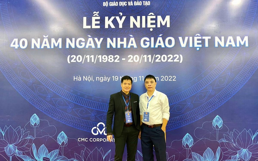 Thầy Tạ Minh Hiếu và thầy Đào Chí Mạnh (bên trái) tại Lễ kỷ niệm 40 năm ngày Nhà giáo Việt Nam (20/11/1982 - 20/11/2022). Thầy Tạ Minh Hiếu và thầy Đào Chí Mạnh (bên trái) tại Lễ kỷ niệm 40 năm ngày Nhà giáo Việt Nam (20/11/1982 - 20/11/2022).