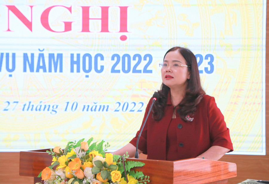 T.S Lê Thị Hương – Giám đốc Sở GD&ĐT tỉnh Quảng Trị, Trưởng Cụm thi đua số 6, Bộ GD&ĐT phát biểu tại hội nghị. T.S Lê Thị Hương – Giám đốc Sở GD&ĐT tỉnh Quảng Trị, Trưởng Cụm thi đua số 6, Bộ GD&ĐT phát biểu tại hội nghị.