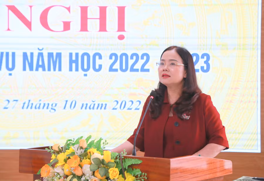 T.S Lê Thị Hương – Giám đốc Sở GD&amp;ĐT tỉnh Quảng Trị, Trưởng Cụm thi đua số 6, Bộ GD&amp;ĐT phát biểu tại hội nghị.