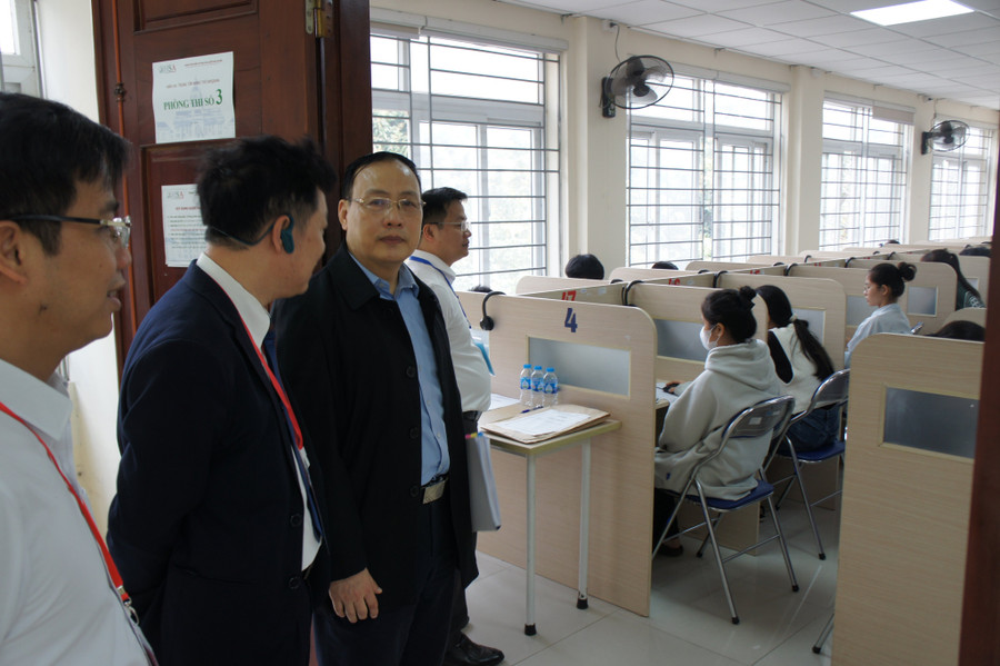 Thành viên Hội đồng thi ĐHQGHN kiểm tra các điểm thi trước khi thí sinh làm bài thi.