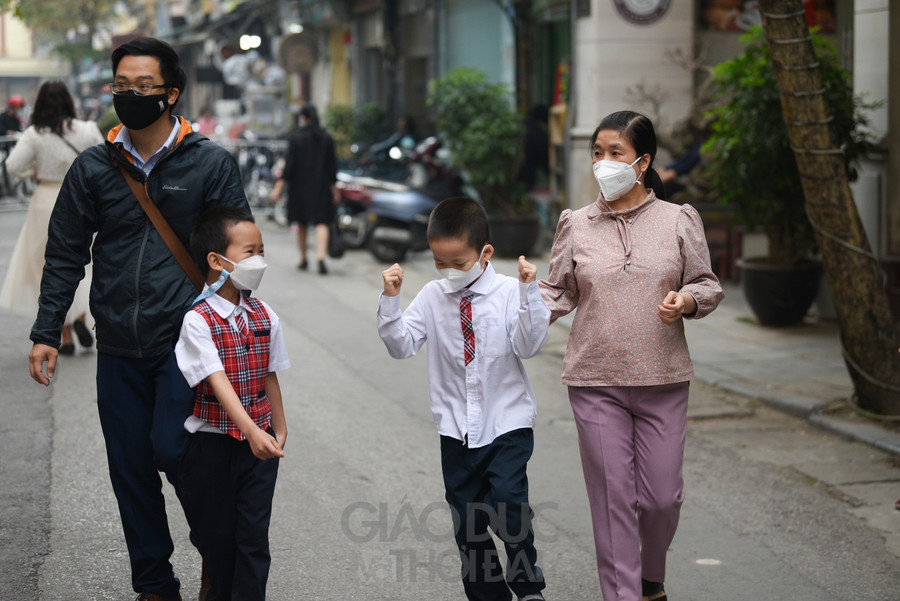 Các em học sinh đều có tâm trạng chung là rất vui mừng khi trở lại trường học, được gặp lại thầy cô, bạn bè.