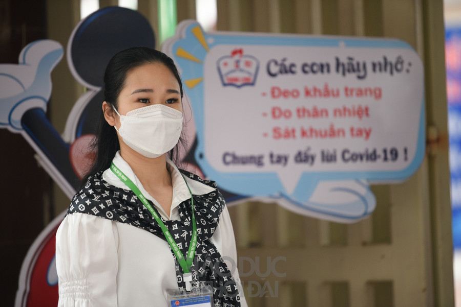 Hà Nội: Học sinh lớp 1 đến lớp 6 hồ hởi đến trường sau gần 1 năm học trực tuyến ảnh 7