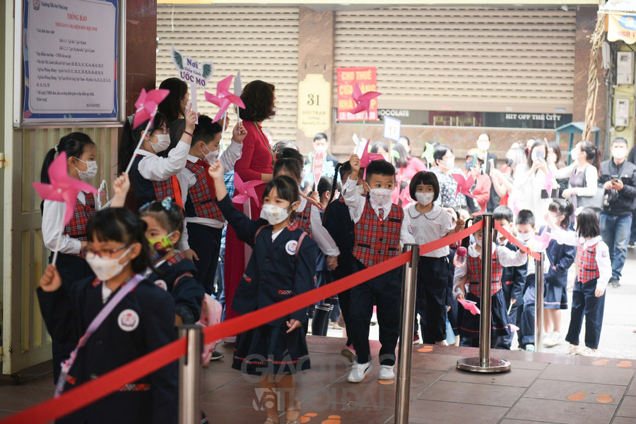 Với tâm thế vui tươi, các bạn học sinh lớp 1 rất hồ hởi khi chính thức ngày đầu tiên bước chân đến trường.