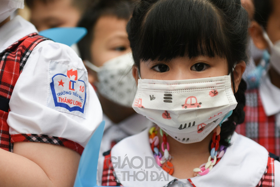 Hà Nội: Học sinh lớp 1 đến lớp 6 hồ hởi đến trường sau gần 1 năm học trực tuyến ảnh 15