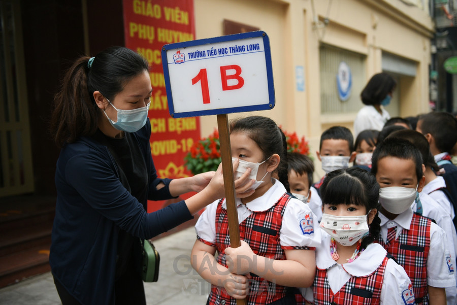 Cũng trong buổi sáng tựu trường đầu tiên của khối học sinh lớp 1, nhà trường đã làm lễ chúc mừng những tân học sinh đến trường.