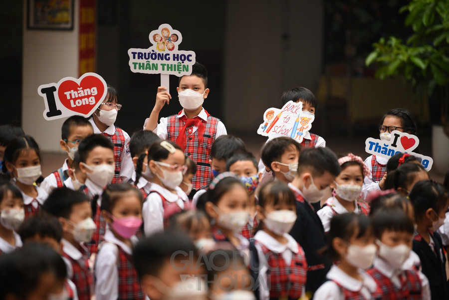 Hà Nội: Học sinh lớp 1 đến lớp 6 hồ hởi đến trường sau gần 1 năm học trực tuyến ảnh 18