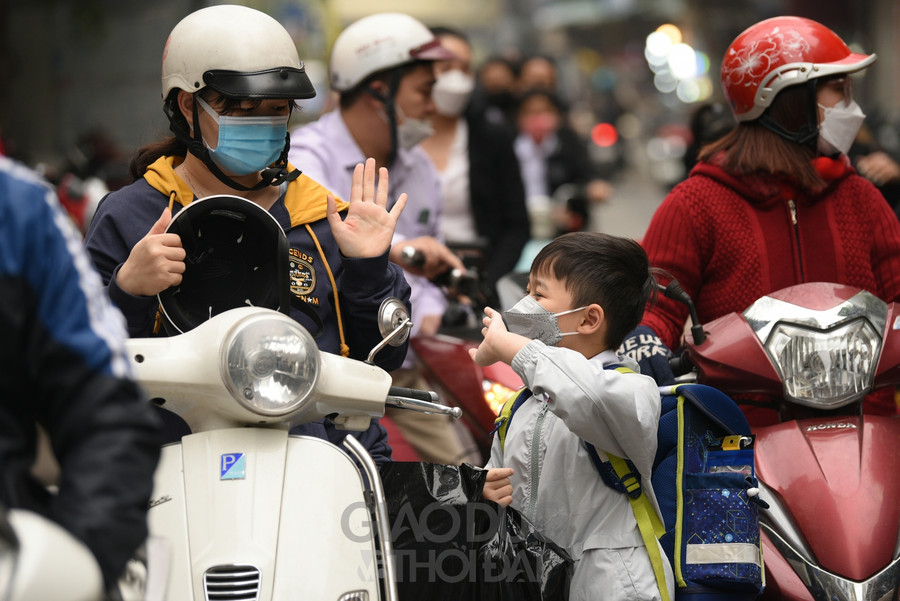 Hà Nội: Học sinh lớp 1 đến lớp 6 hồ hởi đến trường sau gần 1 năm học trực tuyến ảnh 5