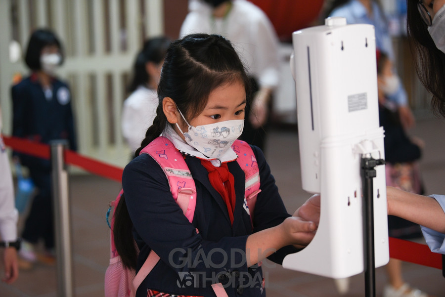 Tại đây, tất cả học sinh sẽ được giáo viên hướng dẫn để rửa tay và đo thân nhiệt trước khi vào trường.
