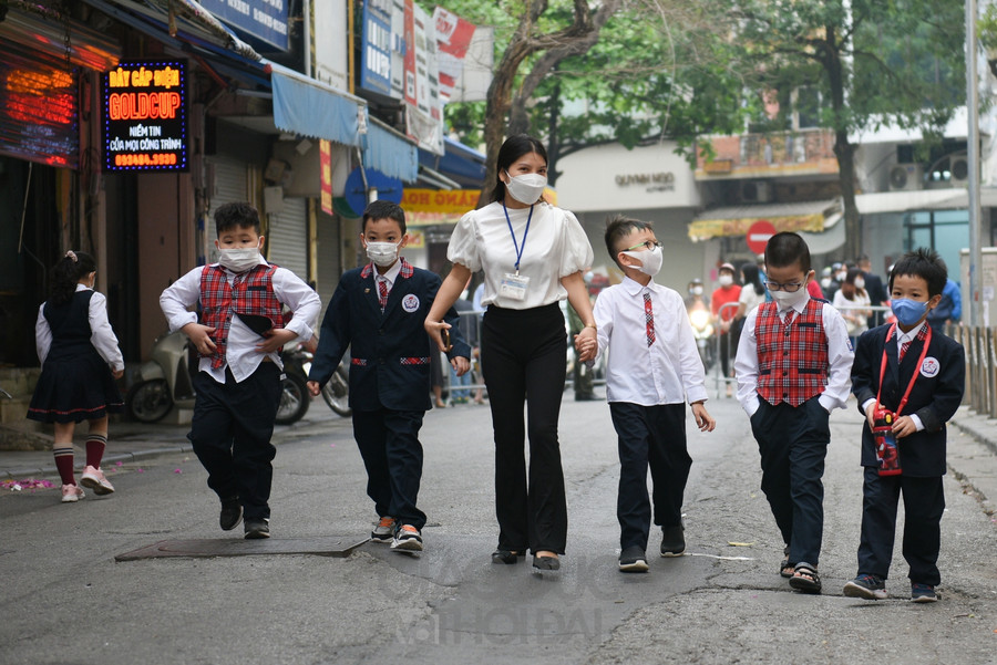 Hà Nội: Học sinh lớp 1 đến lớp 6 hồ hởi đến trường sau gần 1 năm học trực tuyến ảnh 8