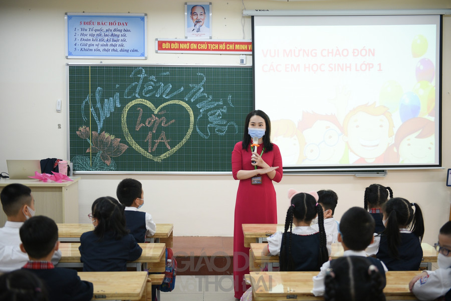 Những tiết học đầu tiên trực tiếp của học sinh lớp 1 diễn ra sôi nổi khi các em được gặp trực tiếp cô giáo và bạn bè.