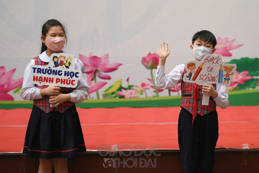 Hà Nội: Học sinh lớp 1 đến lớp 6 hồ hởi đến trường sau gần 1 năm học trực tuyến ảnh 13