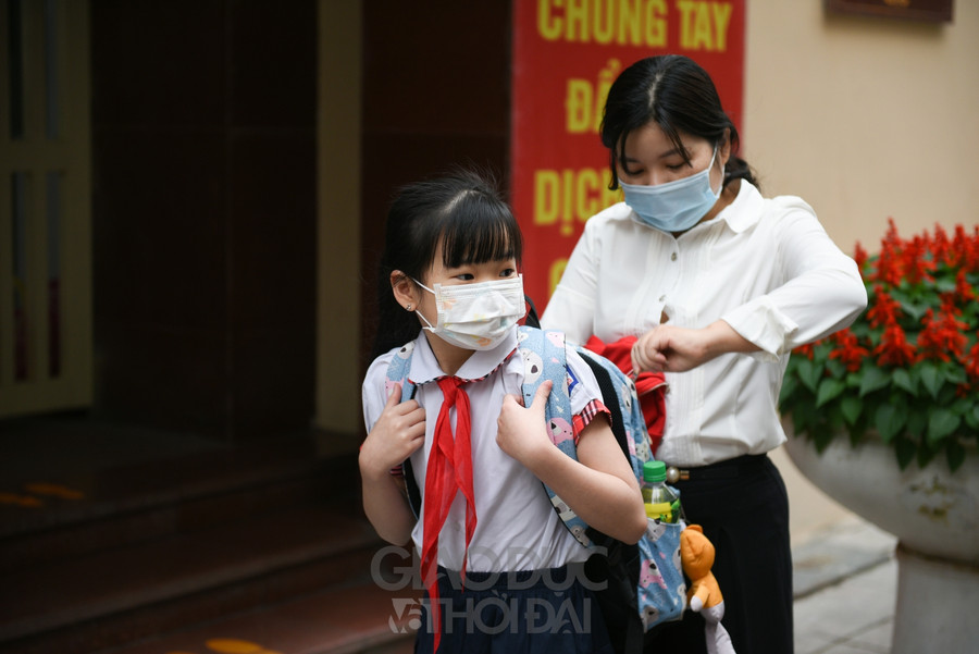 Hà Nội: Học sinh lớp 1 đến lớp 6 hồ hởi đến trường sau gần 1 năm học trực tuyến ảnh 2