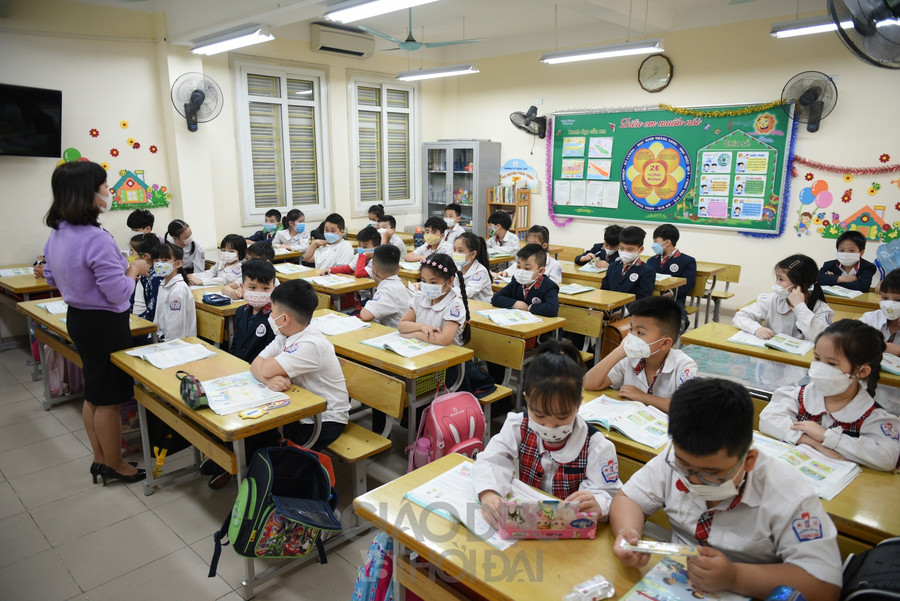 Cùng với đó các bạn học sinh các khối lớn hơn của nhà trường cũng nhanh chóng thích nghi và bắt nhịp với học trực tiếp.