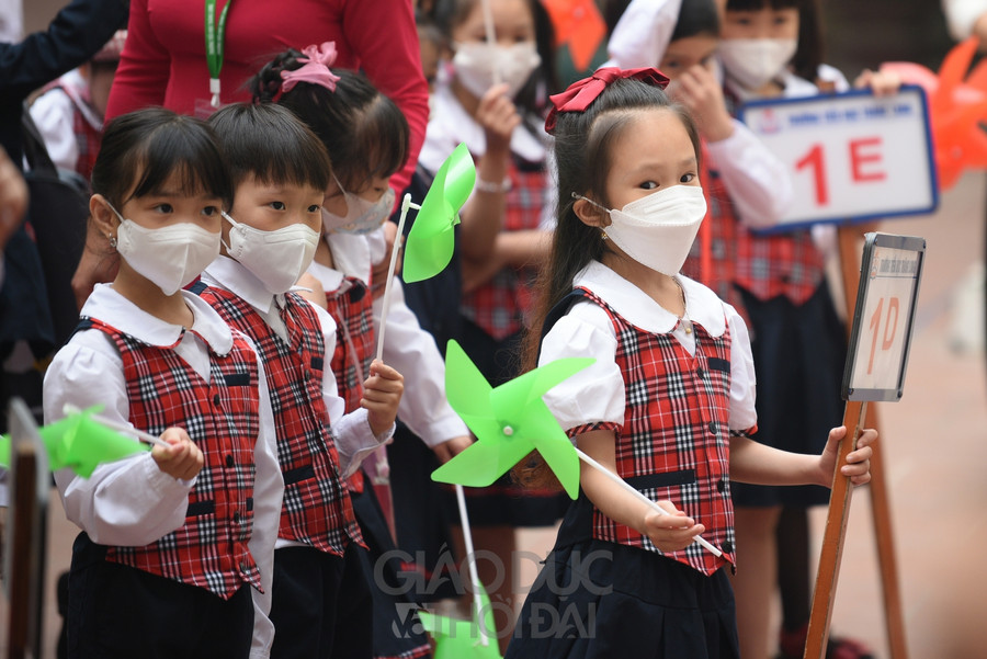 Hà Nội: Học sinh lớp 1 đến lớp 6 hồ hởi đến trường sau gần 1 năm học trực tuyến ảnh 17