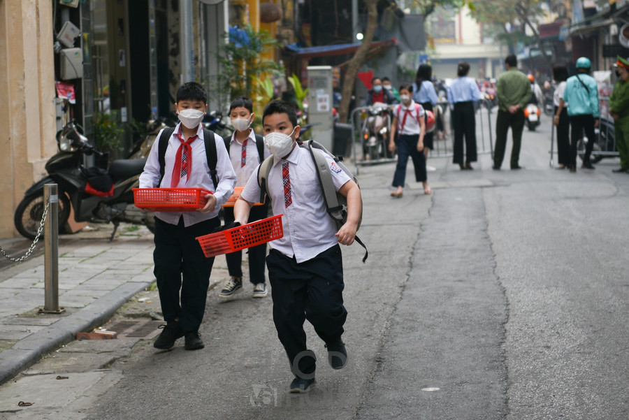 Ngày đầu tiên đến trường sau gần 1 năm phải học trực tuyến tại nhà, nhiều học sinh rất phấn khởi khi được quay trở lại trường học.