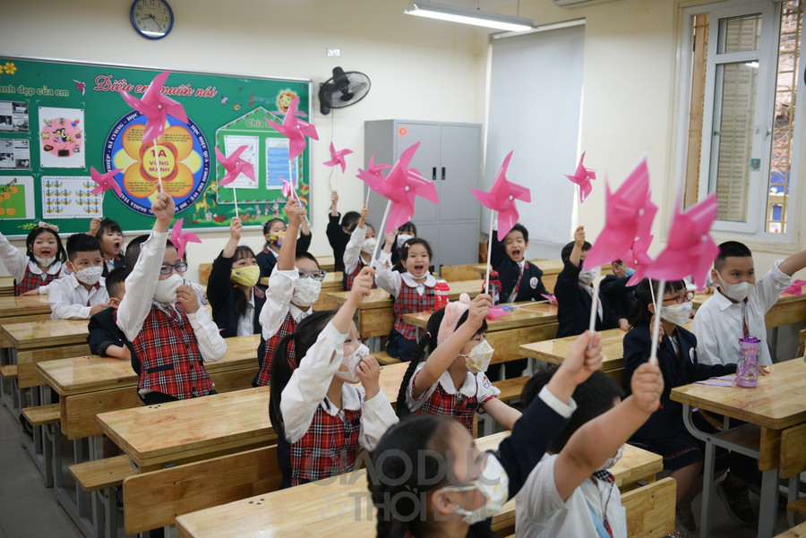 Trong thời gian này sẽ tiếp tục vệ sinh khử khuẩn khu nhà bếp để đảm bảo yêu cầu phòng chống dịch. Sau đó từ ngày 12/4 trường sẽ tổ chức dạy 2 buổi/ ngày.