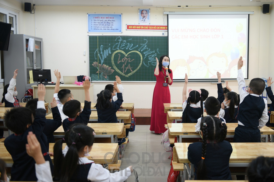 Hà Nội: Học sinh lớp 1 đến lớp 6 hồ hởi đến trường sau gần 1 năm học trực tuyến ảnh 22