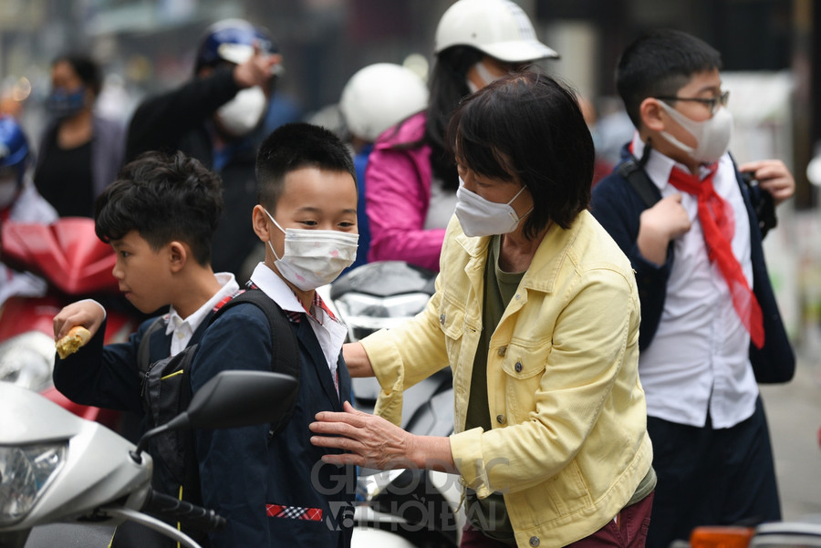 Tại khu vực cổng trường nhiều bậc phụ huynh đã đưa con em mình đến trường.