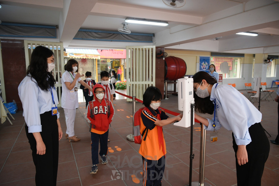 Hà Nội: Học sinh lớp 1 đến lớp 6 hồ hởi đến trường sau gần 1 năm học trực tuyến ảnh 9