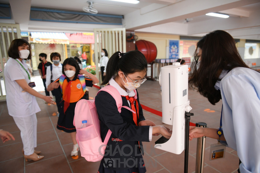 Để đảm bảo công tác phòng chống dịch bệnh Covid-19, máy đo thân nhiệt, rửa tay sát khuẩn được nhà trường đặt ngay tại phía cổng trường.