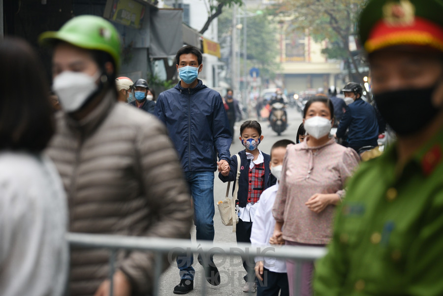 Hà Nội: Học sinh lớp 1 đến lớp 6 hồ hởi đến trường sau gần 1 năm học trực tuyến ảnh 3