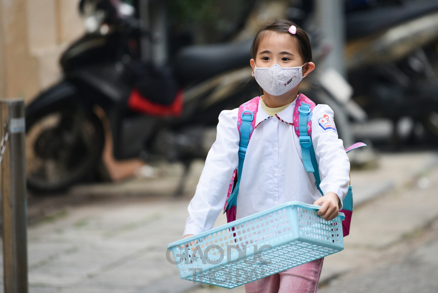 Hà Nội: Học sinh lớp 1 đến lớp 6 hồ hởi đến trường sau gần 1 năm học trực tuyến ảnh 12