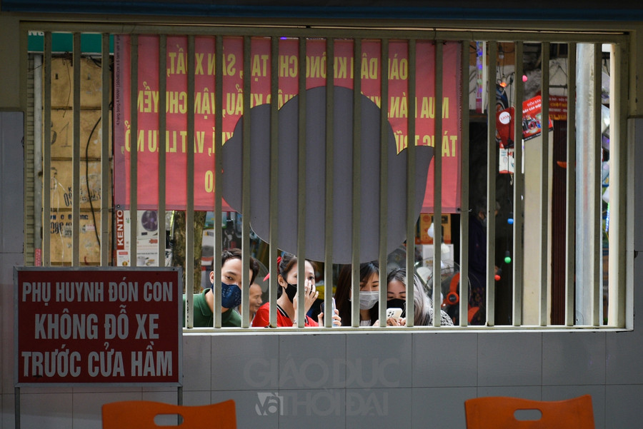 Nhiều bậc phụ huynh đã đứng bên ngoài trường để dùng điện thoại nghi lại những hình ảnh đầu tiên của con em mình khi được đến trường.