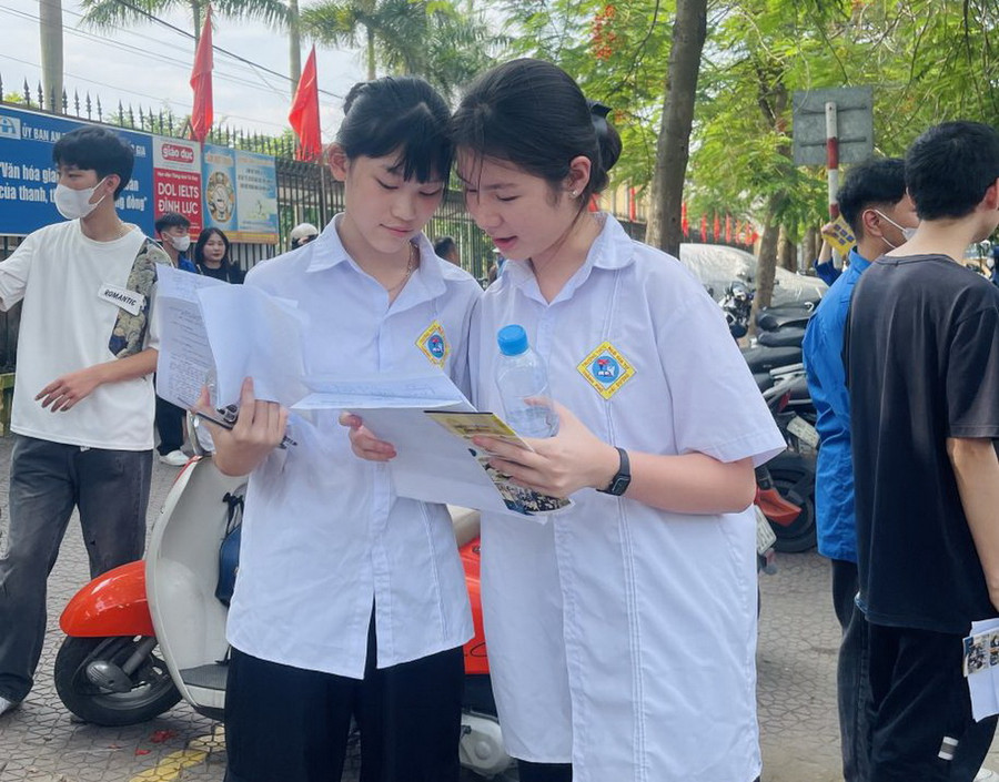 Thí sinh trao đổi bài.