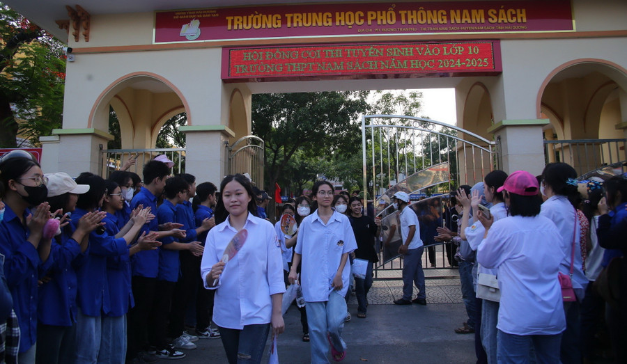 Thí sinh tự tin rời trường thi.