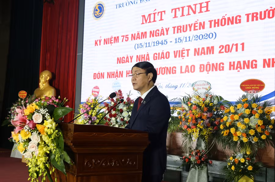 PGS.TS Nguyễn Ngọc Long, Hiệu trưởng nhà trường phát biểu tại buổi lễ